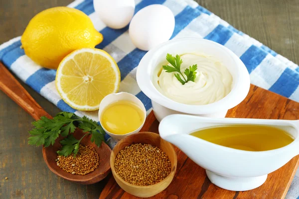 Mayonaise ingrediënten op houten achtergrond — Stockfoto