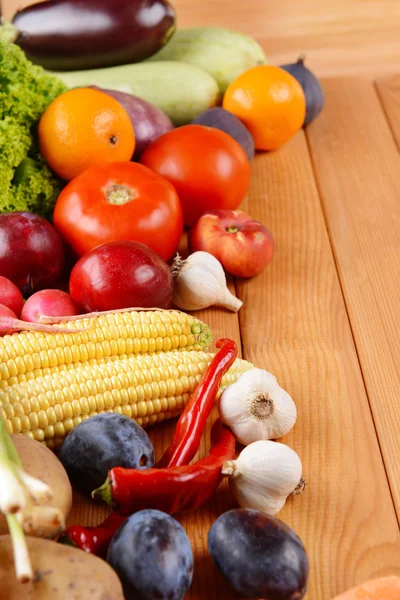 Frutta e verdura fresca biologica su fondo di legno — Foto Stock