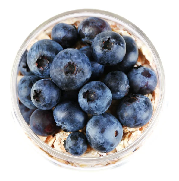 Desayuno saludable yogur con arándanos y muesli servido en frasco de vidrio, aislado en blanco —  Fotos de Stock