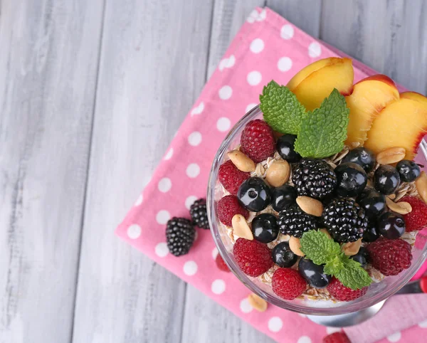 Yogur con fruta fresca, bayas y muesli — Foto de Stock