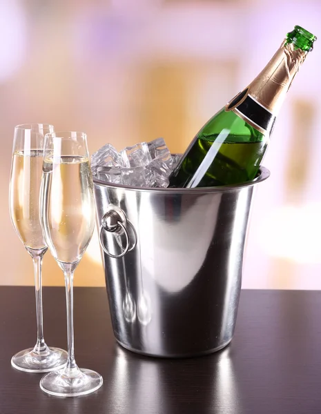 Gözlük ve şişe şampanya — Stok fotoğraf