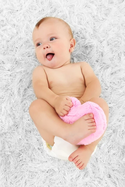 Carino bambino sdraiato su tappeto in camera — Foto Stock