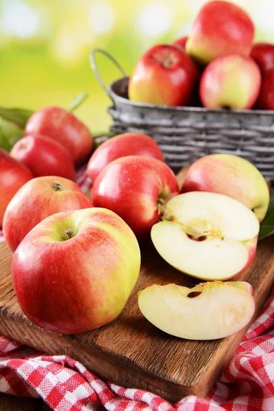 Manzanas dulces en la mesa sobre fondo brillante — Foto de Stock