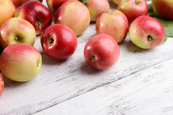 Manzanas dulces sobre fondo de madera — Foto de Stock