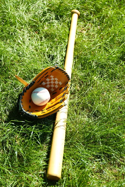 Baseballová pálka, míč a rukavice — Stock fotografie
