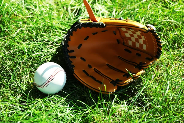 Mazza da baseball, palla e guanto — Foto Stock