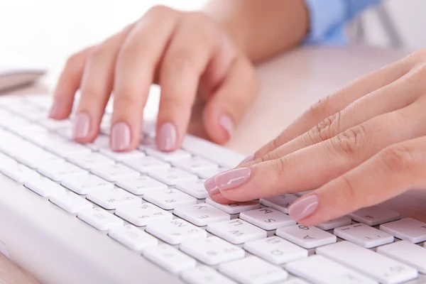Kobieta ręce, wpisując na klawiaturze na jasnym tle — Zdjęcie stockowe