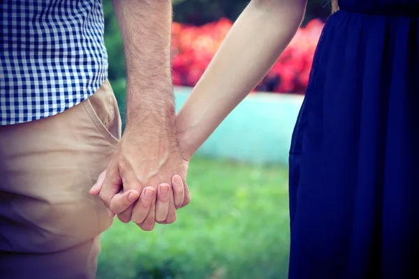 Jovem casal de mãos dadas, ao ar livre — Fotografia de Stock