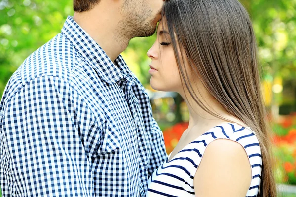 Joyeux jeune couple en plein air — Photo