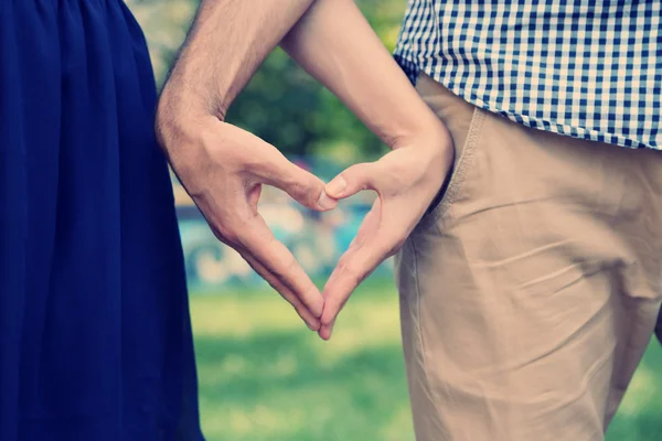 Giovane coppia innamorata fanno cuore — Foto Stock