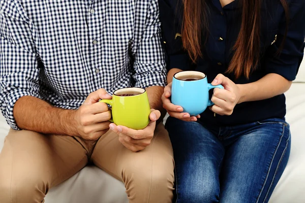 Pareja joven bebiendo té, primer plano — Foto de Stock