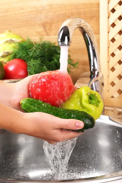 Washing vegetables, close-up — Stock Photo, Image