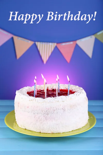 Tårta på blå bakgrund — Stockfoto