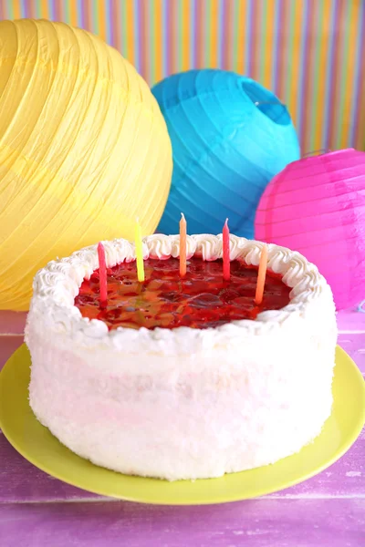 Tårta på randig bakgrund — Stockfoto