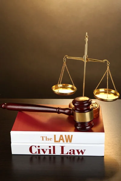 Livros de Direito sobre a mesa — Fotografia de Stock