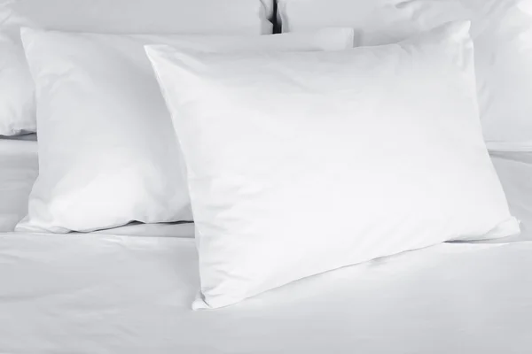 Witte kussens op bed — Stockfoto