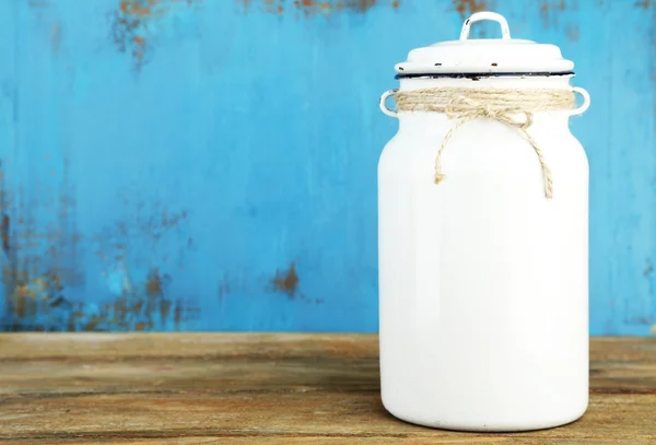 Rétro boîte de lait sur table en bois — Photo