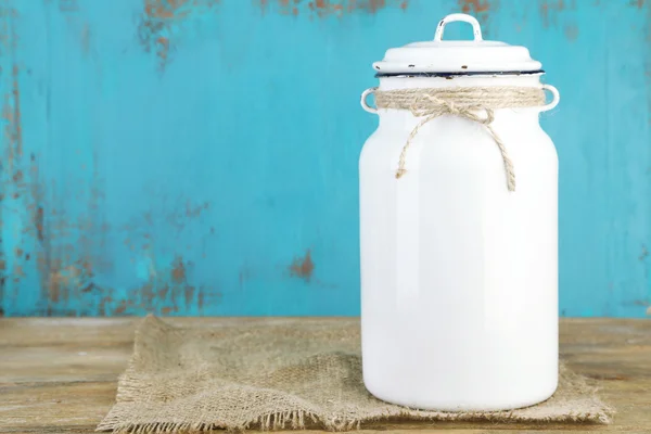 Retro kan för mjölk på träbord — Stockfoto