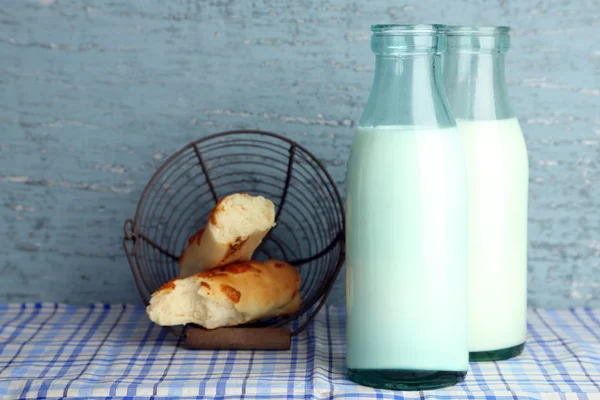 맛 있는 우유와 빵, 테이블에의 역 병 — 스톡 사진