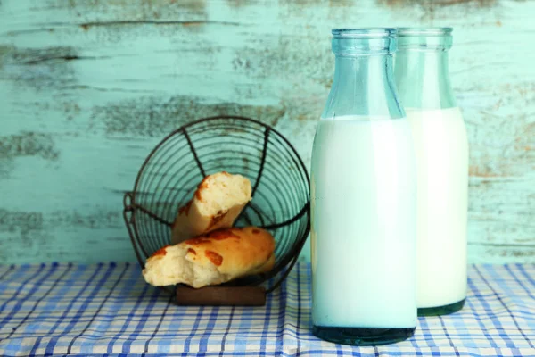 Retro bottles of tasty milk and bread, on table — Stock Photo, Image