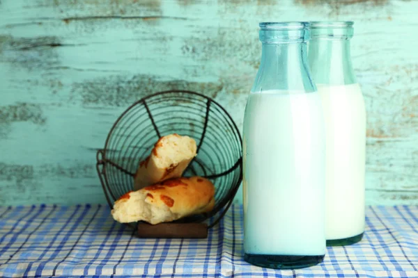 Garrafas retro de leite saboroso e pão, na mesa — Fotografia de Stock