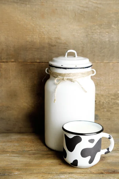 Retro can for milk and mug — Stock Photo, Image