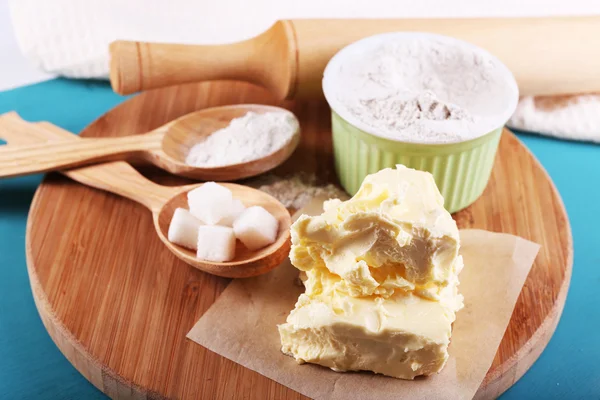 Onderdelen van cookies, op een houten achtergrond kleur — Stockfoto