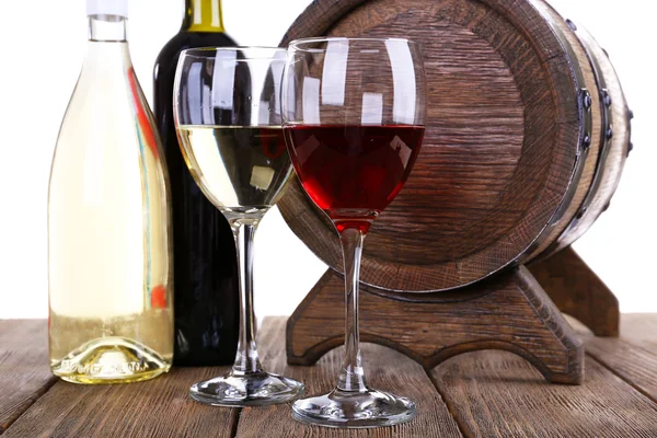 Wein in Bechern und Flaschen und Holzfässern auf Holztisch auf weißem Hintergrund — Stockfoto