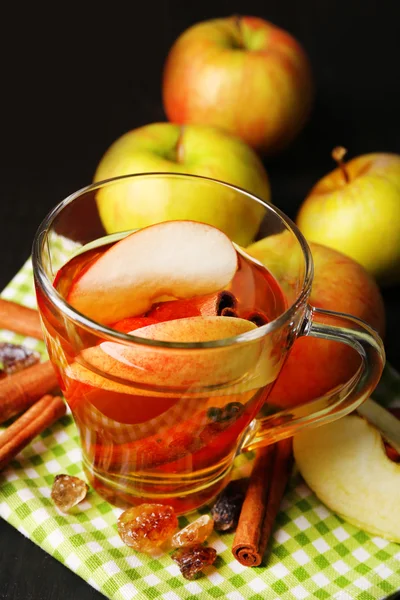 Cidre de pomme avec bâtonnets de cannelle et pommes fraîches sur fond en bois — Photo