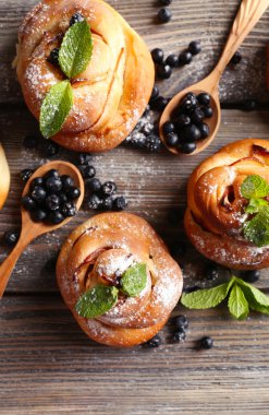 Tablo yakın çekim üzerinde meyveleri ile lezzetli çörekler