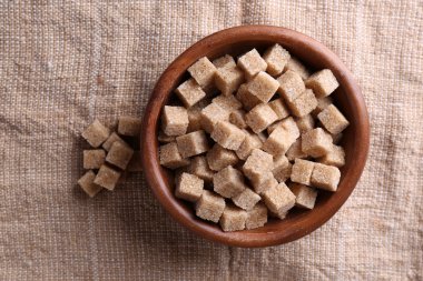 kahverengi şeker küplerini kase çul zemin üzerine