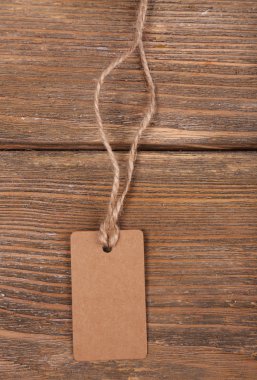 kahverengi ahşap üzerine boş etiket