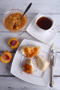 fincan çay ve ahşap masa üstünde ev yapımı reçel ile hafif Kahvaltı