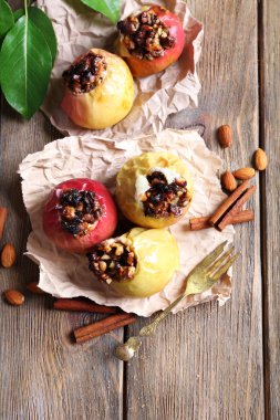 tablo üzerinde pişmiş elma yakın çekim