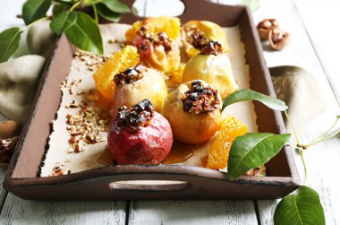 tepsi fırında elma yakın çekim