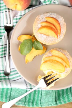 Plaka üzerinde taze şeftali ile lezzetli mini kek