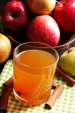 Tarçın ve ahşap zemin üzerine taze elma ile elma