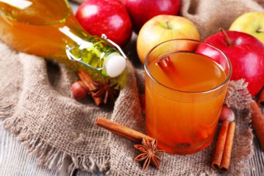 Elma tarçın ile sopa, baharat ve ahşap zemin üzerine taze elma