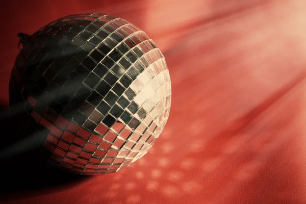 Palla da discoteca sul rosso — Foto Stock