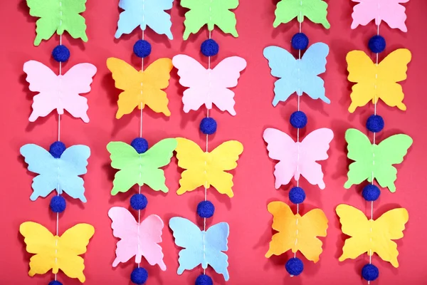 Guirnalda hecha a mano con mariposas —  Fotos de Stock