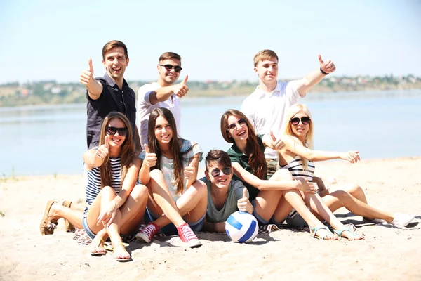 Bei giovani sulla spiaggia — Foto Stock