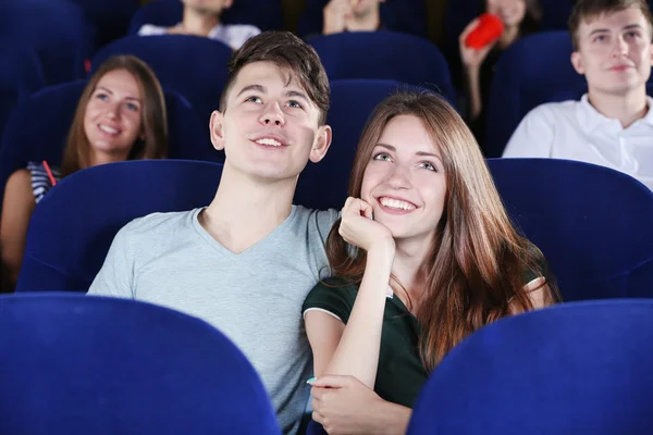 Pár sledování filmu v kině — Stock fotografie
