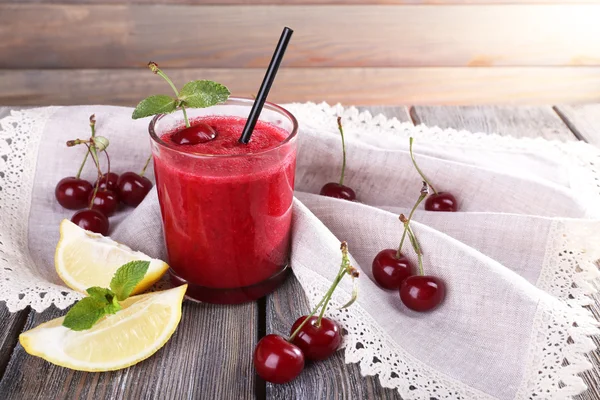 Cóctel fresco de cereza fría con menta y limón — Foto de Stock