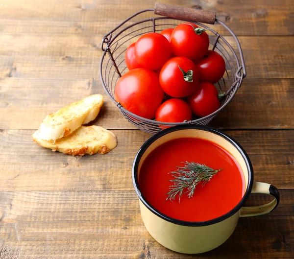 Zelfgemaakte tomatensap in kleur mok, toast en verse tomaten op houten achtergrond — Stockfoto