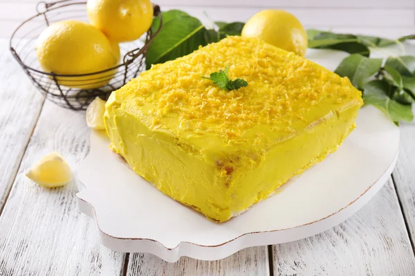 Bolo de limão saboroso na mesa de madeira — Fotografia de Stock