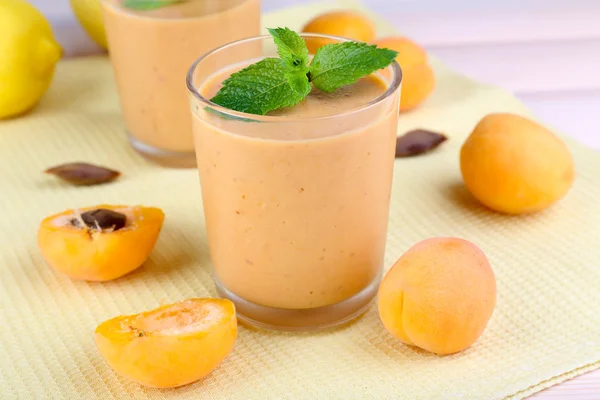 Dessert abricot dans des verres sur table close-up — Photo