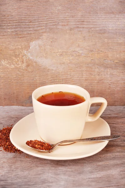 Kopp välsmakande rooibos te, på träbord — Stockfoto