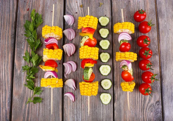 Légumes tranchés sur les pics sur la table close-up — Photo