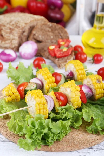 Legumes fatiados em picaretas a bordo na mesa close-up — Fotografia de Stock