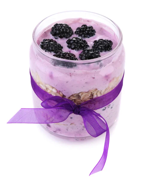 Frisk frokost - yoghurt med bjørnebær og mysli servert i glasskrukke, isolert på hvit – stockfoto